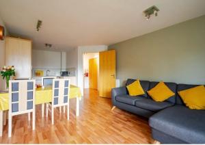 un soggiorno con divano e tavolo e una cucina di City centre 2 bedroom flat sleeps 7 with free parking a Edimburgo