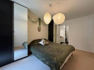L'é-crin, appartement deux pièces avec jardin tesisinde bir odada yatak veya yataklar