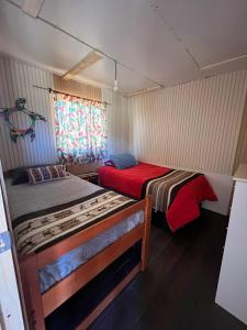 サン・ペドロ・デ・アタカマにあるRetiro Bajoestrellasのベッドルーム1室(ベッド2台、窓付)