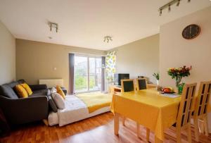 un soggiorno con letto e tavolo da pranzo di City centre 2 bedroom flat sleeps 7 with free parking a Edimburgo