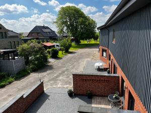 - une vue sur la terrasse d'une maison dans l'établissement Ruhiges 1-Zimmer-Appartement, Büsum (4km), Nordsee, à Oesterdeichstrich