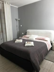 ein Schlafzimmer mit einem großen Bett mit zwei Handtüchern darauf in der Unterkunft Da Daniela in Castiglion Fiorentino