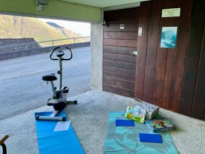 eine Trainingsmaschine auf dem Boden neben einer Tür in der Unterkunft Beautiful small apartment with Lago Maggiore view in Brissago