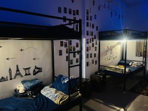 Pokój z 2 łóżkami piętrowymi i zegarem na ścianie w obiekcie Spiritual Backpackers Hostel w mieście Ujjain