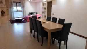uma sala de jantar com uma mesa e cadeiras pretas em Da Daniela em Castiglion Fiorentino