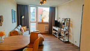 Μια τηλεόραση ή/και κέντρο ψυχαγωγίας στο Drzewna Apartamenty - Władysława