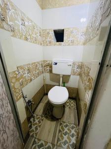 ein kleines Bad mit WC in einem Zimmer in der Unterkunft Spiritual Backpackers Hostel in Ujjain