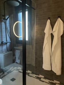 Un baño con dos toallas colgadas en una ducha. en Chalet rural en Angeles de San Rafael, en El Espinar 35 fotos más