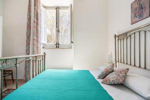 Letto o letti in una camera di LEO APPARTAMENTI con vista panoramica