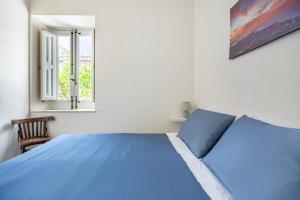 Letto o letti in una camera di LEO APPARTAMENTI con vista panoramica