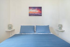 Letto o letti in una camera di LEO APPARTAMENTI con vista panoramica