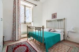 una camera da letto con un letto con una coperta blu di LEO APPARTAMENTI con vista panoramica a Erice