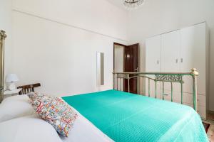 Letto o letti in una camera di LEO APPARTAMENTI con vista panoramica
