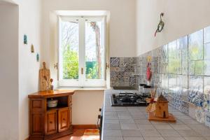 Cucina o angolo cottura di LEO APPARTAMENTI con vista panoramica