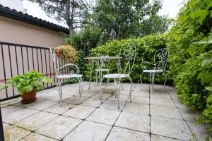 2 sedie e un tavolo su un patio di T2 Toulouse 40m2, Lit Queen Size, Climatisation, quartier sympa, Terrasse a Tolosa