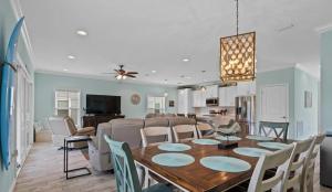 comedor y sala de estar con mesa y sillas en Summer Breeze at Lost Key Golf & Beach Club, en Pensacola