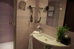 Ett badrum på Sohar Beach Hotel