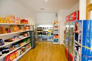Supermarket nebo jiné obchody v  hotelu nebo okolí