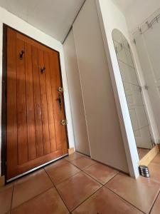 een badkamer met een houten deur en een spiegel bij L'ALPE D'HUEZ Appartement 4 couchages idéalement situé in Huez