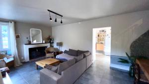 - un salon avec un canapé et une table dans l'établissement Casa Orani, à Ponte-Leccia