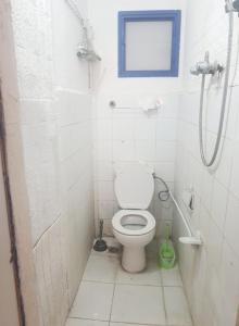 uma pequena casa de banho com WC e chuveiro em Studiozentrum Agadir. em Agadir