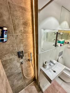a bathroom with a sink and a shower at PALACE 2 WiFi 600 Mbs 55’TV Netflix HBO 2xMetro AppleTV in Warsaw