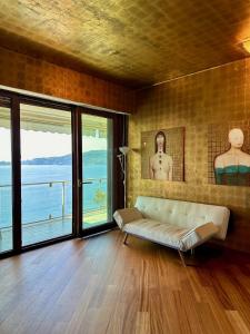 uma sala de estar com um sofá e vista para o oceano em House with pool and private access to the sea 5* em Chiavari