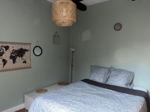 ein Schlafzimmer mit einem Bett und einer Weltkarte in der Unterkunft Appartement cosy parking idéal JO 2024 in Le Bourget