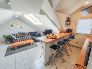 une cuisine et un salon avec un canapé et une table dans l'établissement Le Havre Sanvic - appartement chaleureux, au Havre