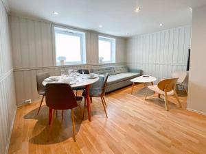 un soggiorno con divano, tavolo e sedie di Ledaal Place 1 by Stavanger BnB a Stavanger