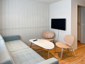 un soggiorno con divano, tavolo e TV di Ledaal Place 1 by Stavanger BnB a Stavanger
