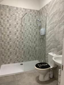Ett badrum på Idyllic City Suite Private Room