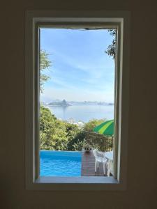 Vaade basseinile majutusasutuses Casa com vista panorâmica do RJ e Niterói või selle lähedal