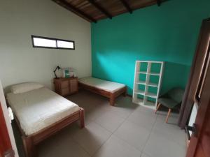 a bedroom with a bed and a table and a chair at VillaarcoirisCR in San Ramón