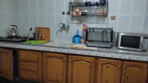 - un comptoir de cuisine avec un four micro-ondes et un évier dans l'établissement sweet Atlas hollydays, à Azrou