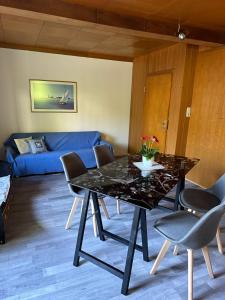 a dining table and chairs in a living room at Erholungsoase im Vorharz in Katlenburg-Lindau