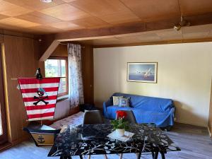 ein Wohnzimmer mit einem blauen Sofa und einem Tisch in der Unterkunft Erholungsoase im Vorharz in Katlenburg-Lindau + 3 Fotos