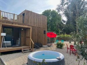 En have udenfor La Vie est Belle + 2 billeder