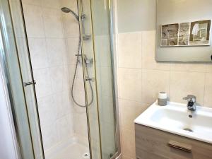 un baño con ducha y lavabo en Villa des Havres, en Saint-Germain-sur-Ay 25 fotos más