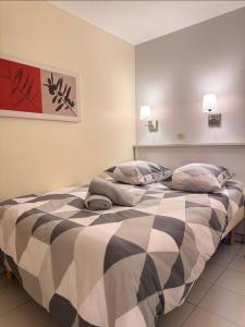 Кровать или кровати в номере Cannes appartement vue mer , piscine