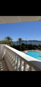 Вид на бассейн в Cannes appartement vue mer , piscine или окрестностях