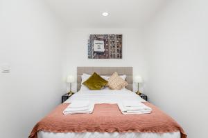a bedroom with a bed with a orange blanket at Mia guest House R/C in Setúbal