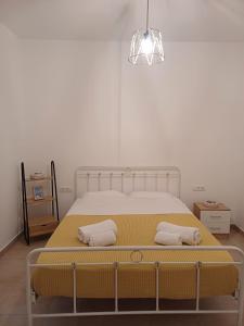 una camera con un letto con due cuscini sopra di G&O cycladic house with sea view! a Foinikiá