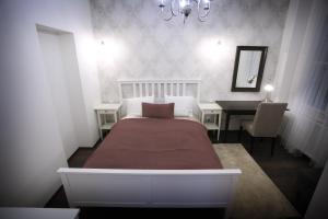 1 dormitorio con cama, escritorio y espejo en Chain Bridge Apartment en Budapest