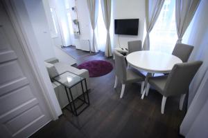 Televízia a/alebo spoločenská miestnosť v ubytovaní Chain Bridge Apartment