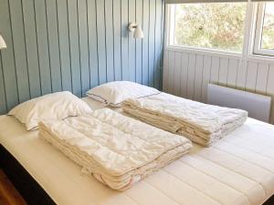 2 aparte bedden in een kamer met een raam bij Holiday home Nørre Nebel CXXV in Nørre Nebel