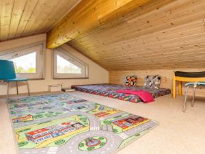 HalsにあるHoliday Home Bundenの木造家屋内のベッドルーム(ベッド2台付)