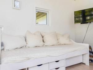 un sofá blanco con almohadas en una habitación en Holiday home Højslev IV, en Højslev