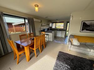 een keuken en eetkamer met een tafel en stoelen bij 11 Dorset Street in Hanmer Springs