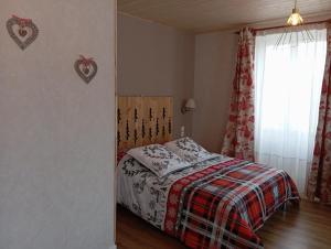 een slaapkamer met een bed en een raam bij Domaine de la Moselle in Saint-Maurice-sur-Moselle